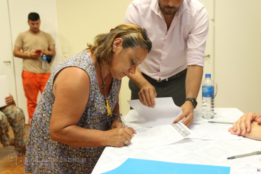 Otras 53 familias firmaron el boleto de compra venta de sus lotes