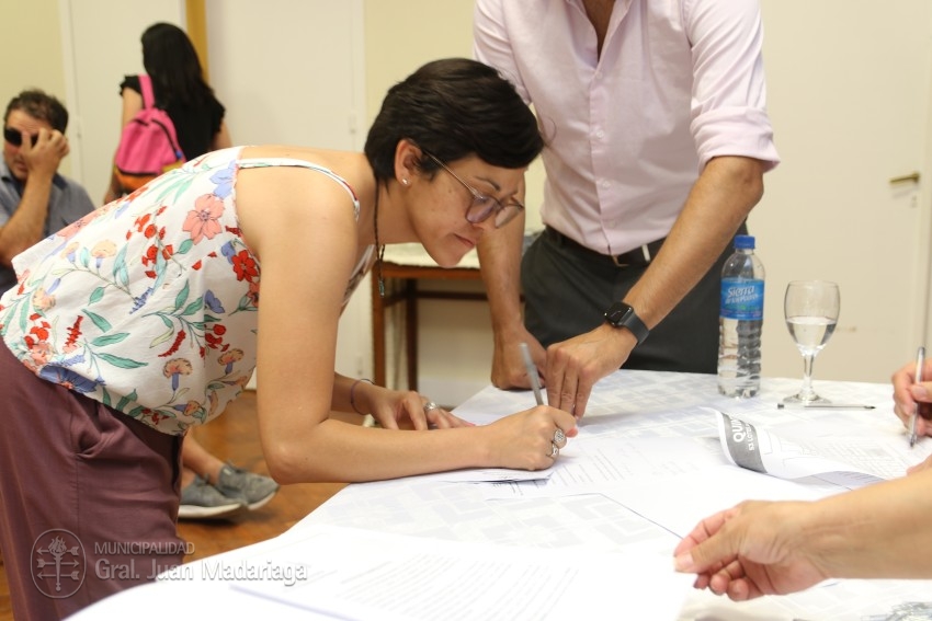 Otras 53 familias firmaron el boleto de compra venta de sus lotes