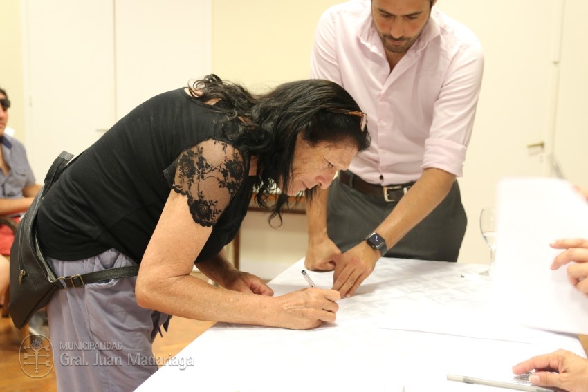 Otras 53 familias firmaron el boleto de compra venta de sus lotes