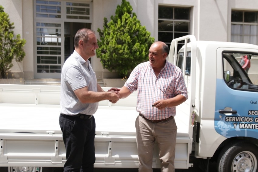 Santoro hizo la entrega de los nuevos vehculos