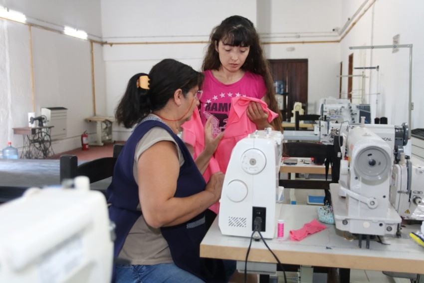El taller textil trabaja arduamente para cumplir con una gran compra p