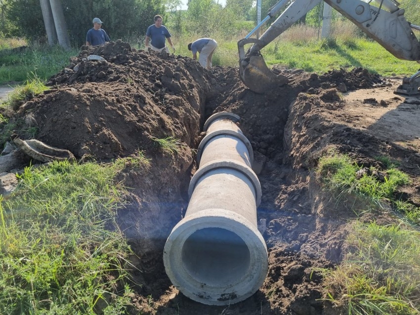 Realizan trabajos para mejorar el escurrimiento del agua en el barrio 