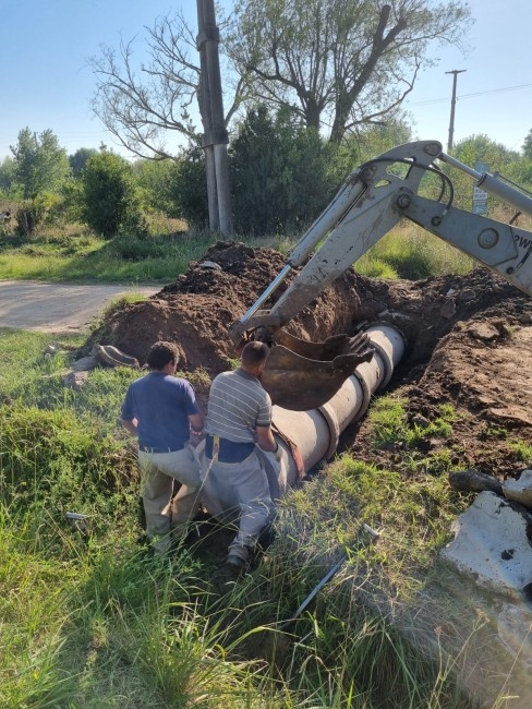 Realizan trabajos para mejorar el escurrimiento del agua en el barrio 