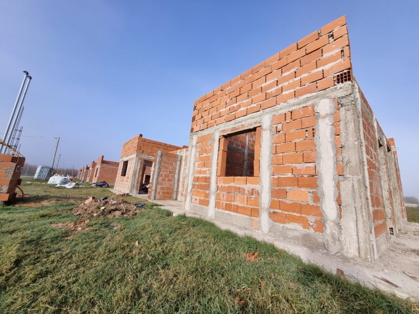 Santoro recorri la obra de las 13 viviendas del barrio El Ceibo