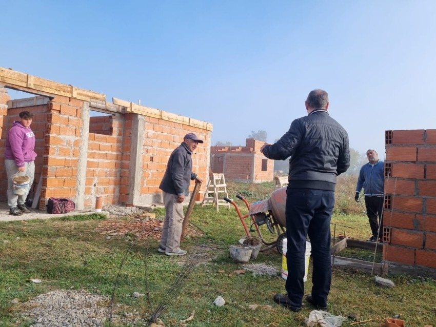 Santoro recorri la obra de las 13 viviendas del barrio El Ceibo