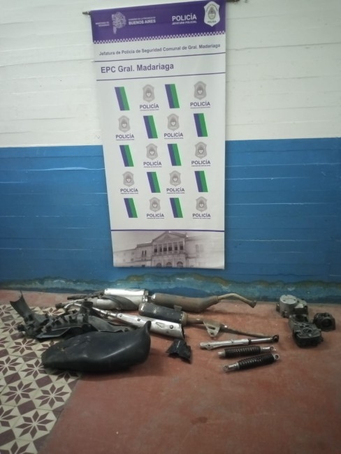 Allanamiento y secuestro de un auto, partes de motovehiculos y plantas