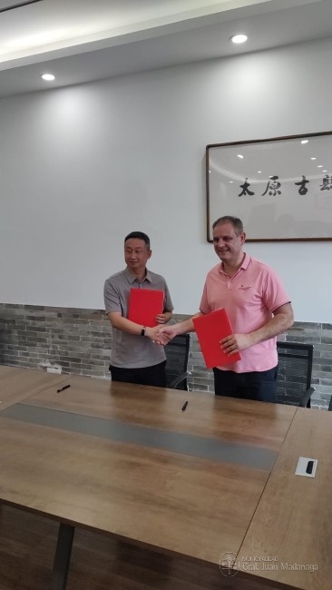 Santoro viajó a China y firmó un convenio de relaciones cooperativas c