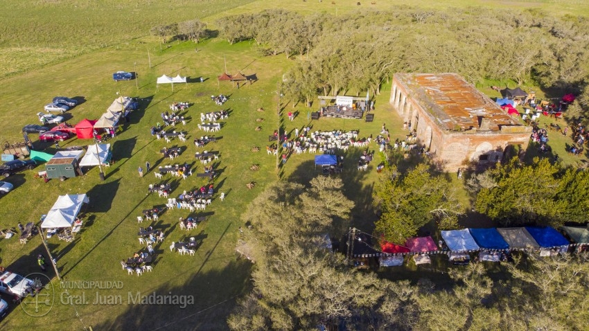 A pura tradicin, comida y entretenimiento