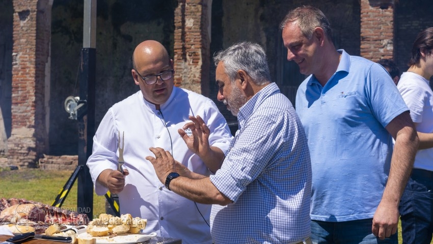 A pura tradicin, comida y entretenimiento