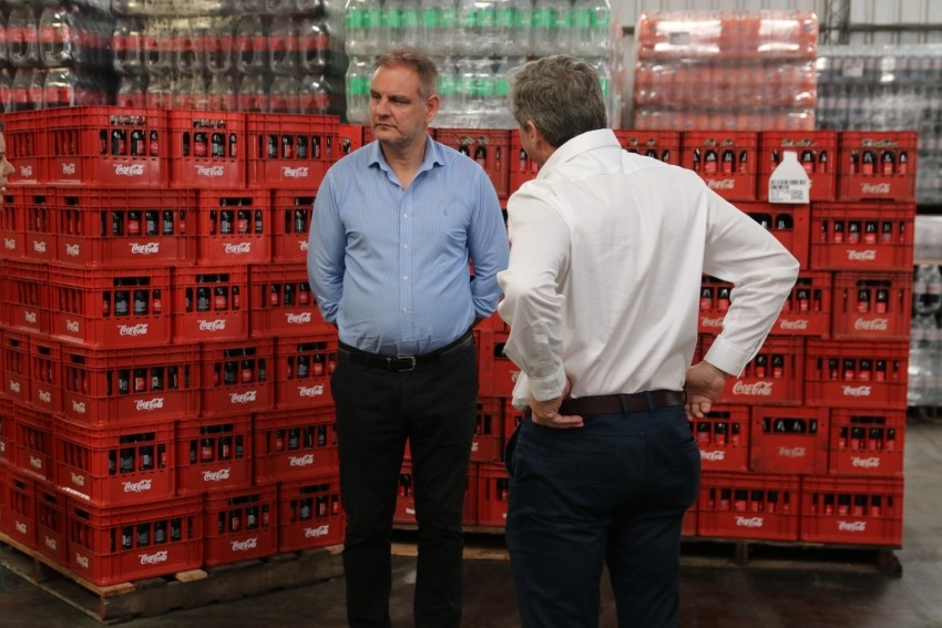 Santoro visit el nuevo galpn de la embotelladora de Coca Cola