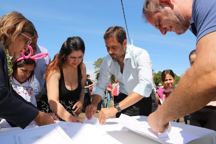 Santoro hizo entrega de lotes a 50 familias madariaguenses