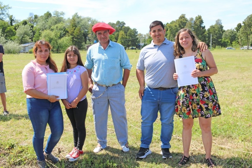 Santoro hizo entrega de lotes a 50 familias madariaguenses