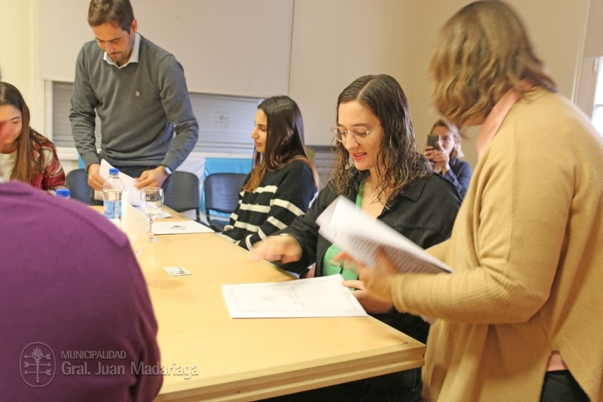 Hoy 10 vecinos firmaron los boletos de compra venta de sus lotes