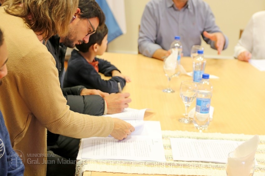 Hoy 10 vecinos firmaron los boletos de compra venta de sus lotes