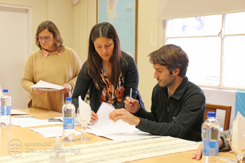 Hoy 10 vecinos firmaron los boletos de compra venta de sus lotes