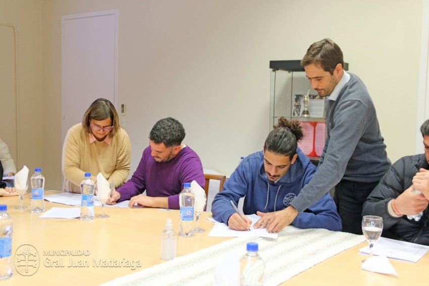 Hoy 10 vecinos firmaron los boletos de compra venta de sus lotes