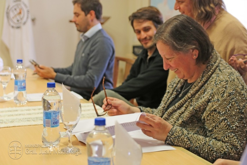 Hoy 10 vecinos firmaron los boletos de compra venta de sus lotes