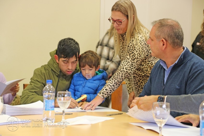 Otros 36 vecinos firmaron su boleto de compra venta