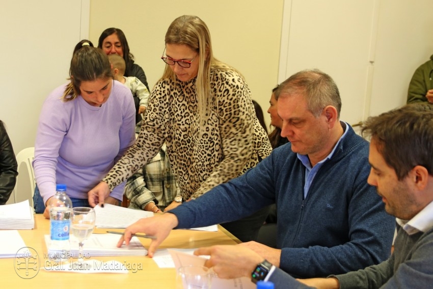 Otros 36 vecinos firmaron su boleto de compra venta