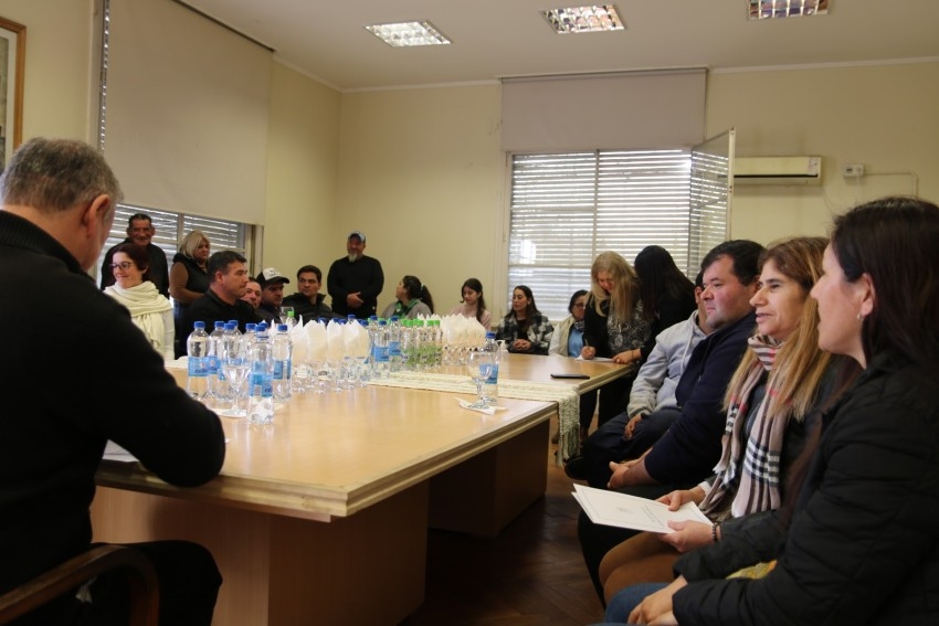 32 empleados municipales firmaron el boleto de compra venta para la ad