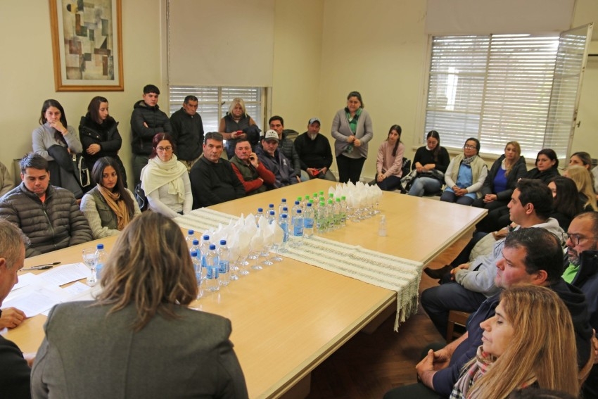 32 empleados municipales firmaron el boleto de compra venta para la ad