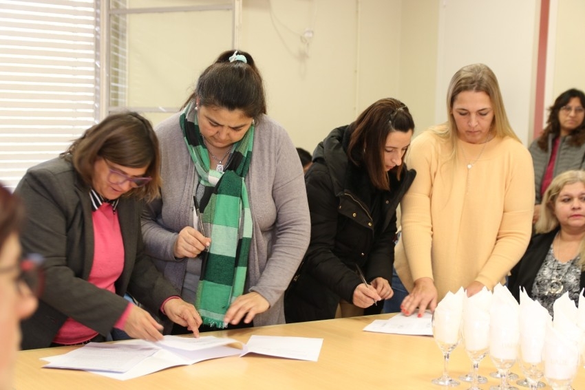 32 empleados municipales firmaron el boleto de compra venta para la ad