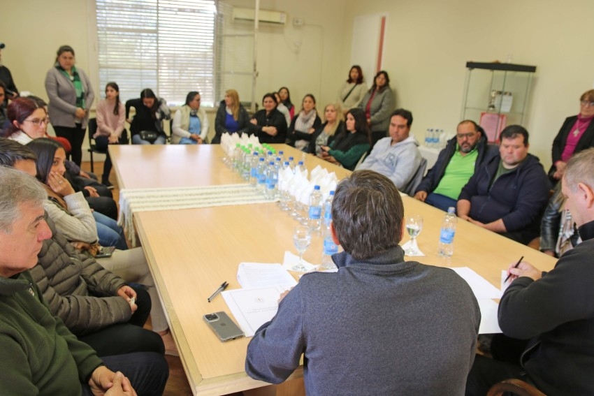 32 empleados municipales firmaron el boleto de compra venta para la ad