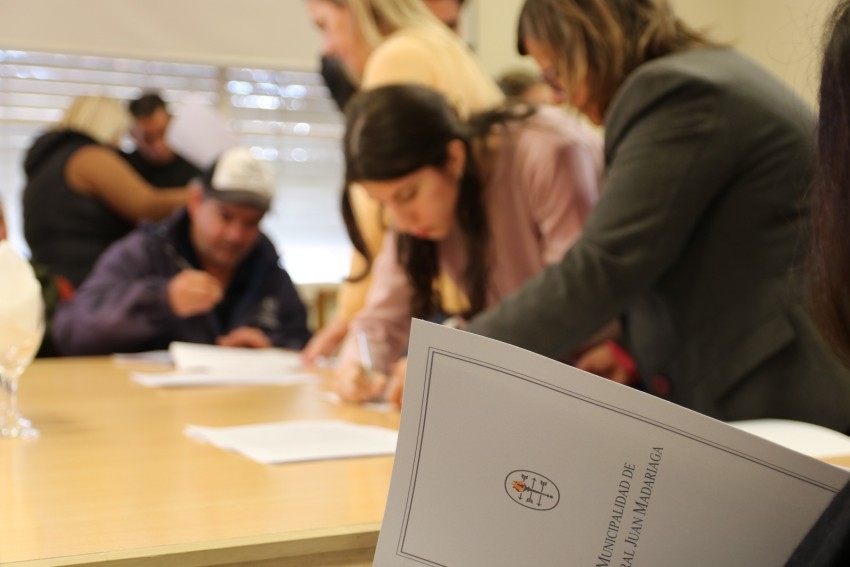 32 empleados municipales firmaron el boleto de compra venta para la ad