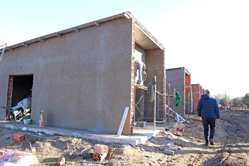 Santoro visitó la obra de las 70 viviendas