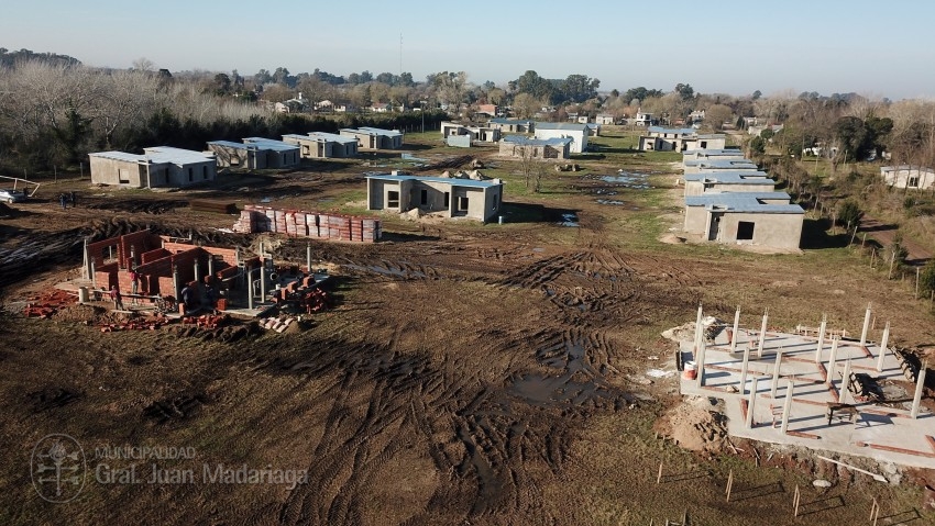 Santoro visitó la obra de las 70 viviendas