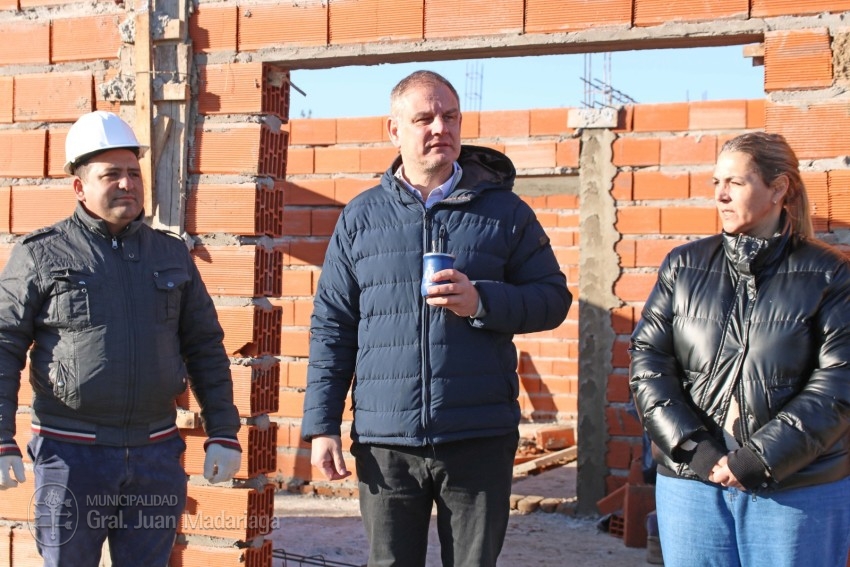 Santoro visitó la obra de las 70 viviendas