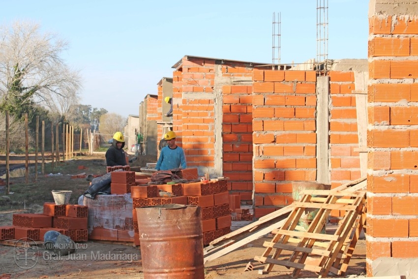 Santoro visitó la obra de las 70 viviendas