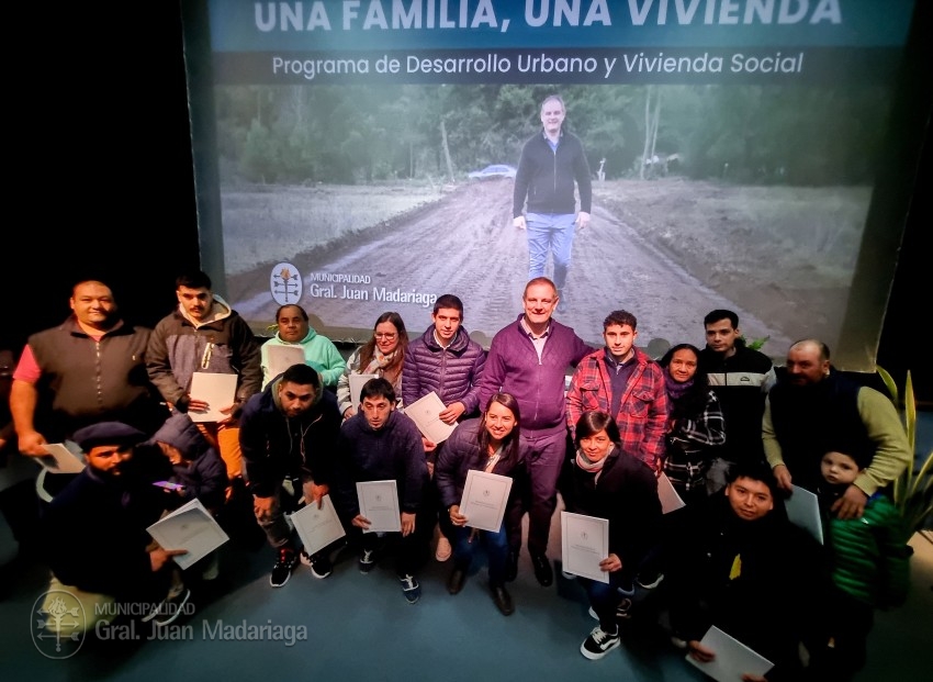 Hoy 144 vecinos firmaron su boleto de compra-venta de sus terrenos