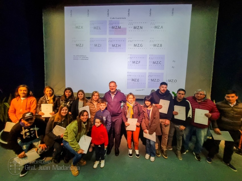 Hoy 144 vecinos firmaron su boleto de compra-venta de sus terrenos