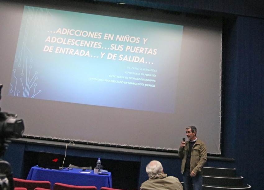 El Dr. Pablo Fernndez disert sobre las adicciones en nios y adolesc