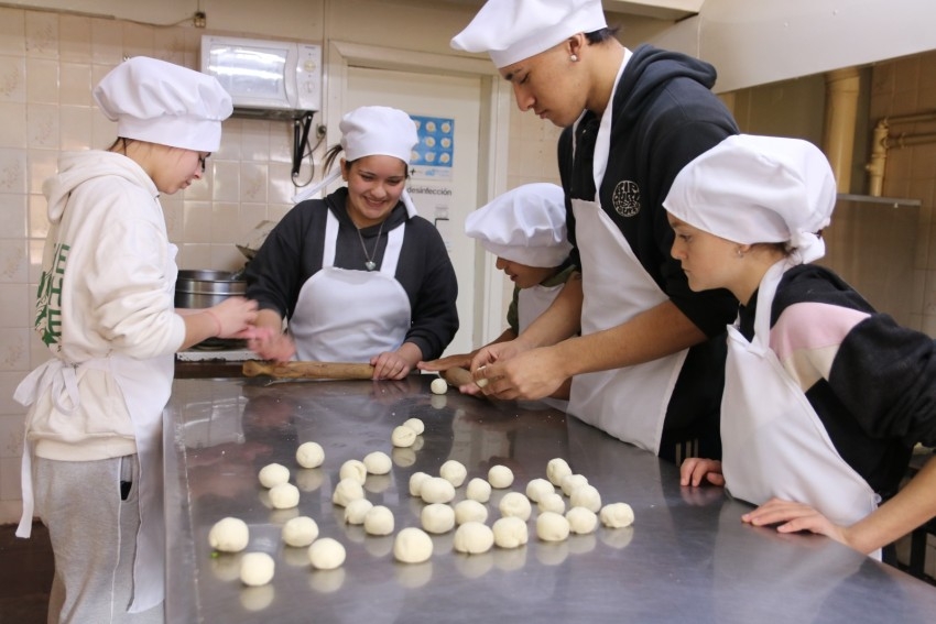Jvenes del programa Envin se capacitan en la Sala de Elaboracin