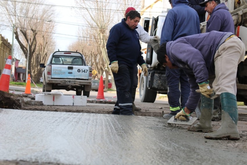 Realizan trabajos de bacheo en distintos puntos de la ciudad