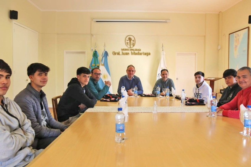 El municipio entreg casi 100 conjuntos de camisetas al Bsquet Munici