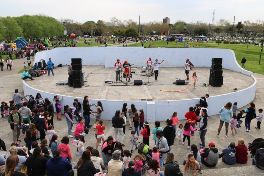 Con un gran marco de pblico se realiz el festejo por el Da del Nio