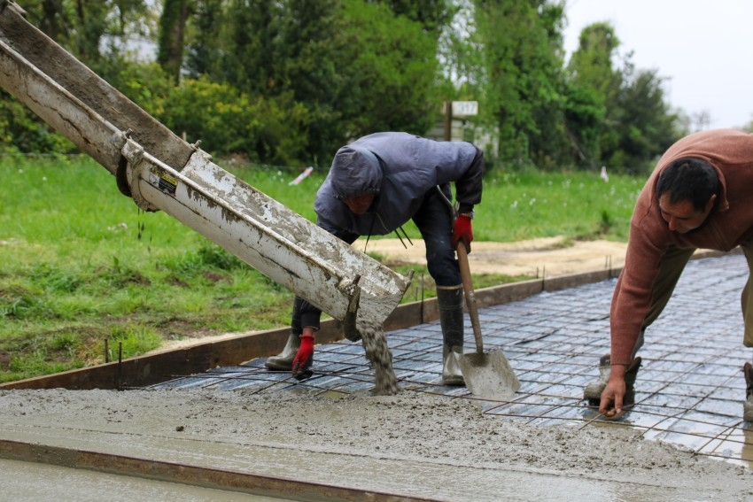 Comenzaron los trabajos de hormigonado sobre las veredas del Parque de