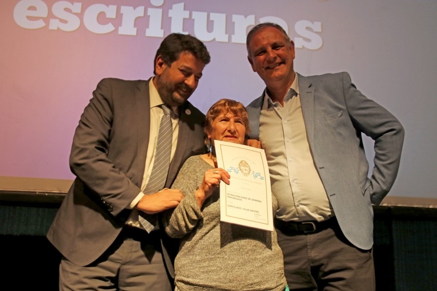 Madariaguenses recibieron sus escrituras por parte del Ministro Mena y