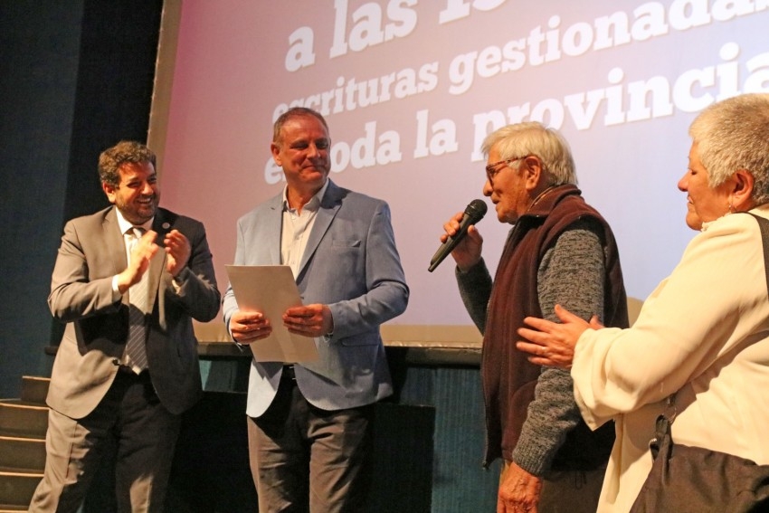 Madariaguenses recibieron sus escrituras por parte del Ministro Mena y