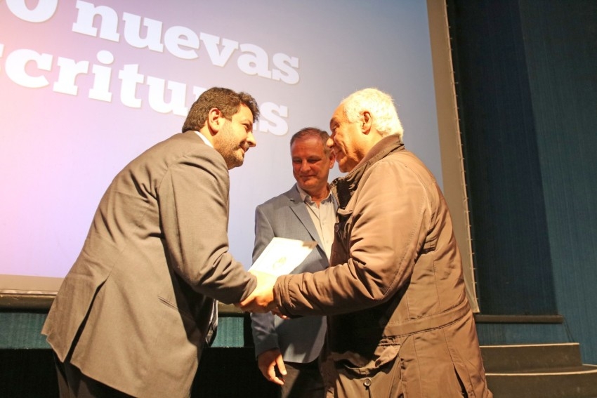 Madariaguenses recibieron sus escrituras por parte del Ministro Mena y