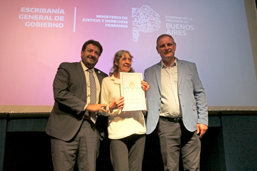 Madariaguenses recibieron sus escrituras por parte del Ministro Mena y