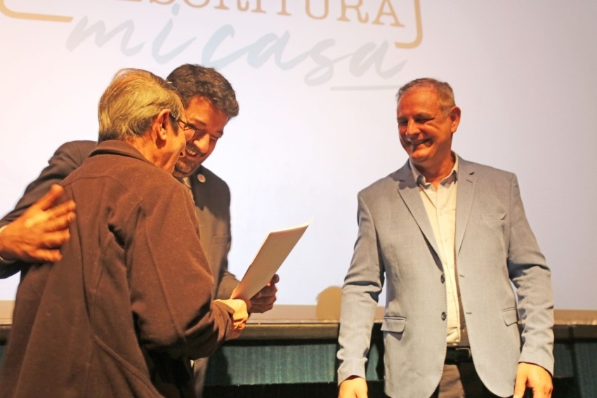 Madariaguenses recibieron sus escrituras por parte del Ministro Mena y