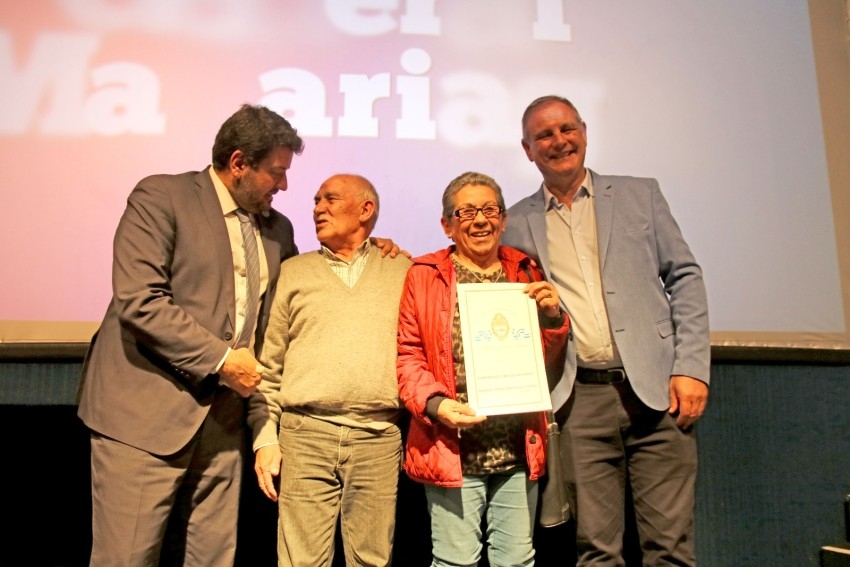 Madariaguenses recibieron sus escrituras por parte del Ministro Mena y