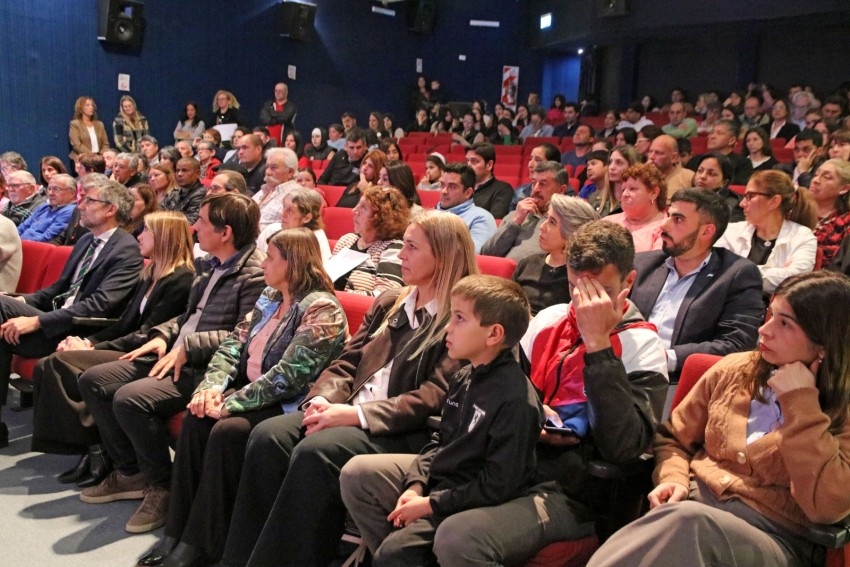 Madariaguenses recibieron sus escrituras por parte del Ministro Mena y