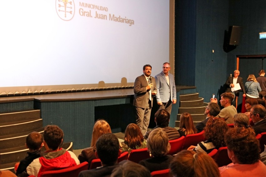 Madariaguenses recibieron sus escrituras por parte del Ministro Mena y