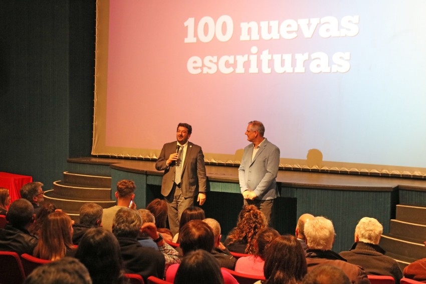 Madariaguenses recibieron sus escrituras por parte del Ministro Mena y