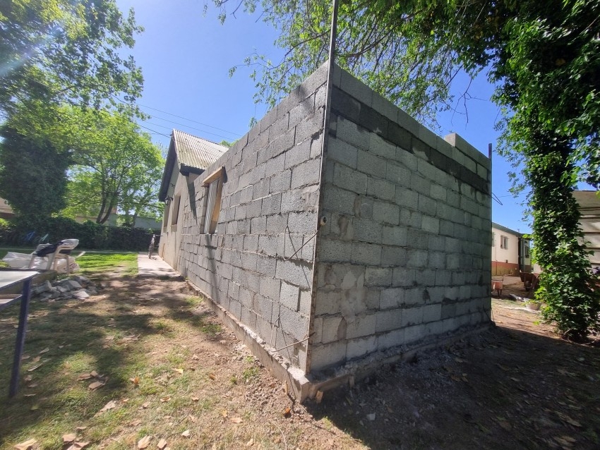 Con materiales y personal municipal construyen una nueva sala para la 